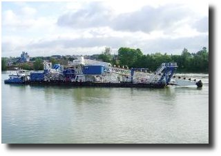 Eimerkettenbagger schwimmend